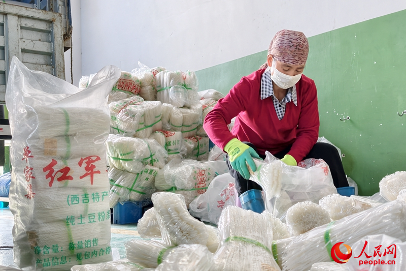 工人正在将生产好的粉条装袋。人民网 李熙摄